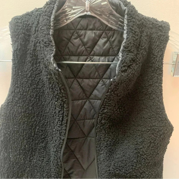 Ivivva  Kids Lululemon Reversible Vest Quilted and Sherpa 8 - Picture 9 of 12